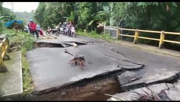 Jembatan Penghubung Teluk Pandan-Padang Cermin Ambrol, Mobilitas Masyarakat Terganggu